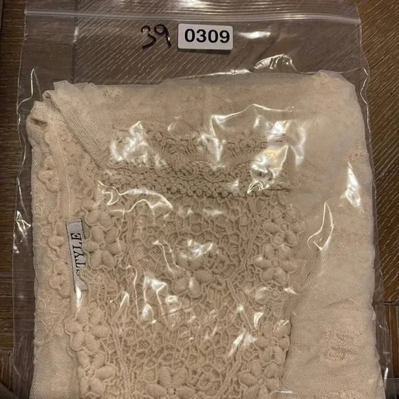 GORGEOUS crochet/lace tunic with bell sleeves. - Picture 10 of 11